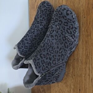 Skechers Boots Womens 8.5 Wide Fit Biker MC Earthy Chic Gray Cheetah 158284W